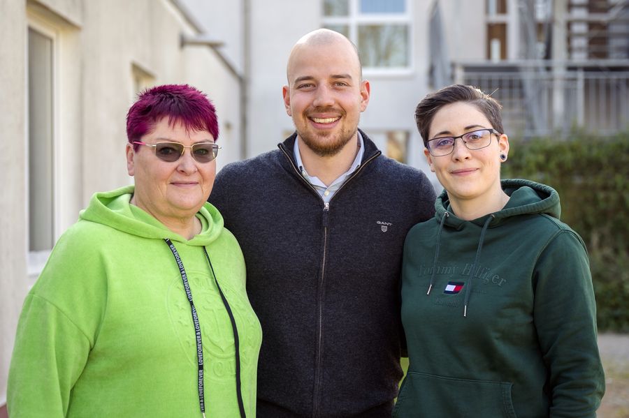 Milan Rauch mit Kundinnen und Kunden vor Ort im Pflegebetrieb
