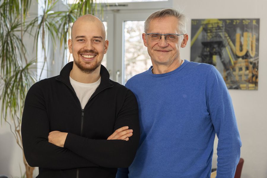 Milan Rauch mit Kundinnen und Kunden vor Ort im Pflegebetrieb