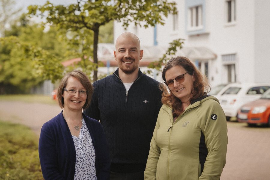 Milan Rauch mit Kundinnen und Kunden vor Ort im Pflegebetrieb