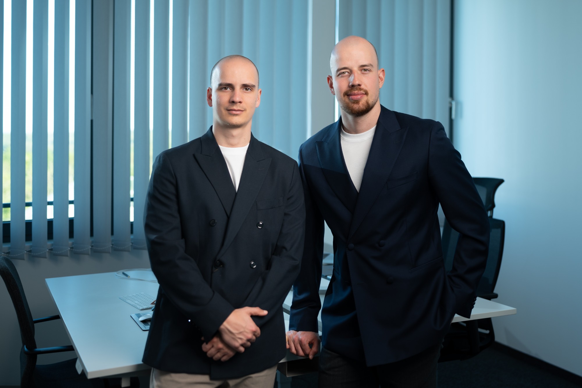 Milan und Mischa Rauch im Büro am Schreibtisch